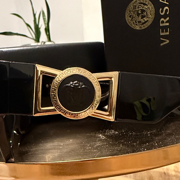 Versace Sunglasses with Black Frame and Gold Details - Picture 7 of 7